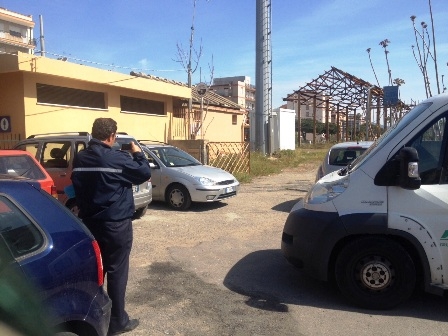 Nella foto i vigili multano auto