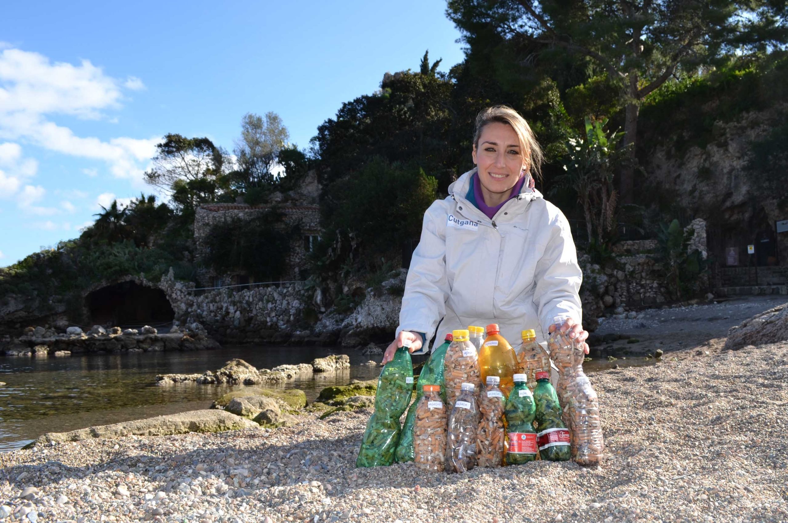 Nelle foto l’esperta del Cutgana, Veronica Leotta, con i campioni di cicche lungo la spiaggia dell’Isola Bella ed un’immagine della spiaggia dell’Isola Bella