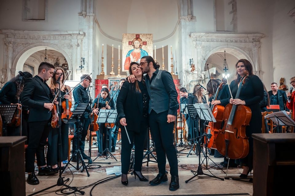 La Prof.ssa Maria Intelisano e il Prof. Daniele Zappa insieme alla Foto di Giulio Greco
